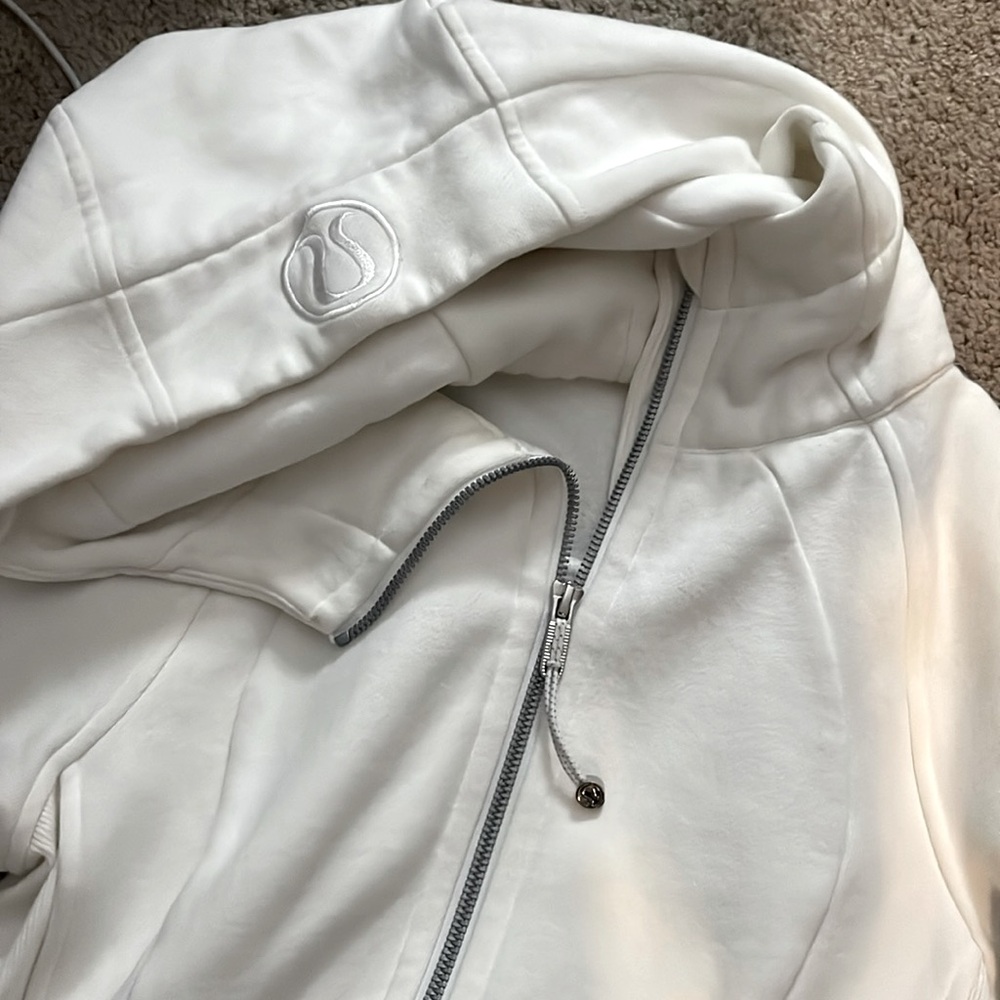 ADORABLE lululemon scuba zip up🍋